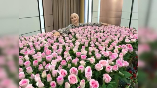 "Миллион алых роз": Молдир Ауелбекова похвасталась гигантским букетом (видео)