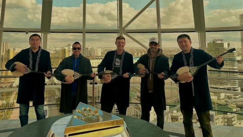 "О большем и мечтать не могли": солисты Backstreet Boys опубликовали фото "Байтерека" и флага Казахстана