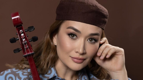 Жена Али Окапова в наряде с казахским орнаментом собрала комплименты в Сети 1 Жена Али Окапова в наряде с казахским орнаментом собрала комплименты в Сети