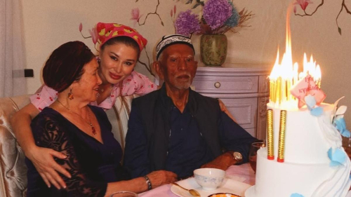 Асель Аскар устроила сюрприз бабушке на ее 85-летие (фото, видео)