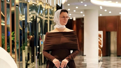 "Напоминает стиль наших бабушек": молодая жена Петросяна показала 7 эффектных "луков"