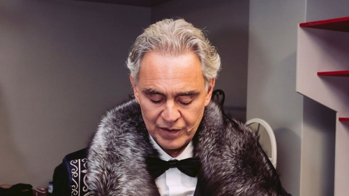 Побывавший в Алматы с концертом Андреа Бочелли показал фото в казахском чапане 1 Побывавший в Алматы с концертом Андреа Бочелли показал фото в казахском чапане