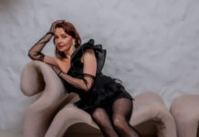 51-летняя актриса Наталия Антонова покрасовалась в мини-платье