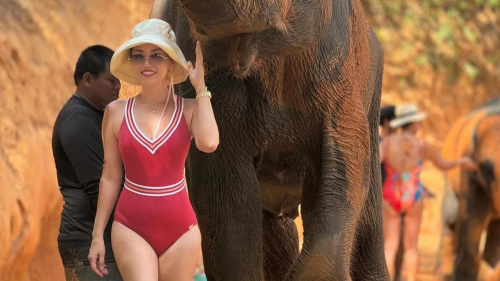 Баян Алагузова показала, как отдыхает с мужем и младшими дочерьми в экзотической стране