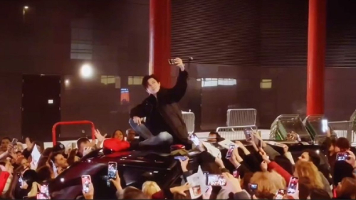 Димаш, сидя на крыше авто, раздавал автографы фанатам после концерта в Лондоне (видео)