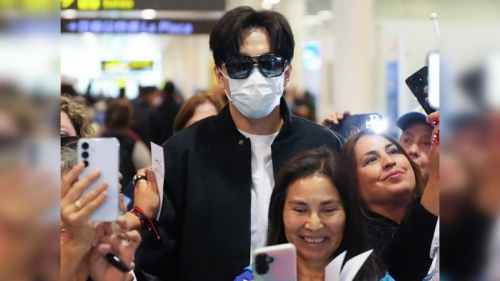 Димаша тепло встретили в аэропорту Барселоны поклонники из разных стран