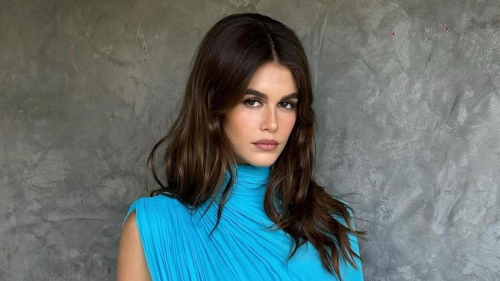 Дочь Синди Кроуфорд снялась в прозрачном платье и с мечом в руке