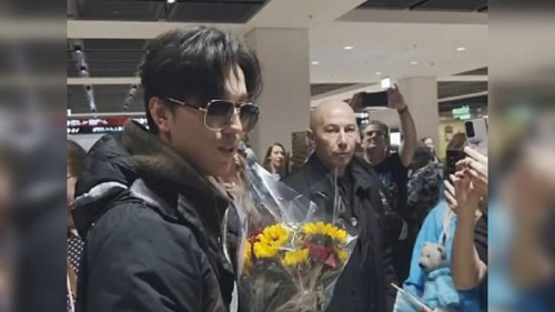 Фанатка Димаша из Чили, встречая артиста, сыграла кюй на домбре в аэропорту Берлина 1 Фанатка Димаша из Чили, встречая артиста, сыграла кюй на домбре в аэропорту Берлина