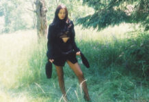 Ирина Шейк снялась в лесу в кружевном белье