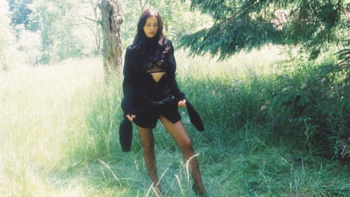 Ирина Шейк снялась в лесу в кружевном белье 1 Ирина Шейк снялась в лесу в кружевном белье