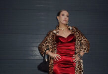 «Королева самоиронии»: Собчак появилась в алом платье и заявила, что готовится к году Лошади