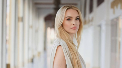 Линдси Лохан в нежном платье прогулялась по улицам столицы Катара