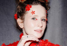 «Начала задыхаться»: певицу Монеточку увезли в больницу прямо с концерта в Латвии