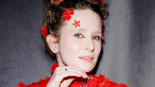 "Начала задыхаться": певицу Монеточку увезли в больницу прямо с концерта в Латвии