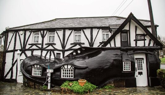 Огромный ботинок и египетский саркофаг: туристов приглашает в гости самый странный паб в мире