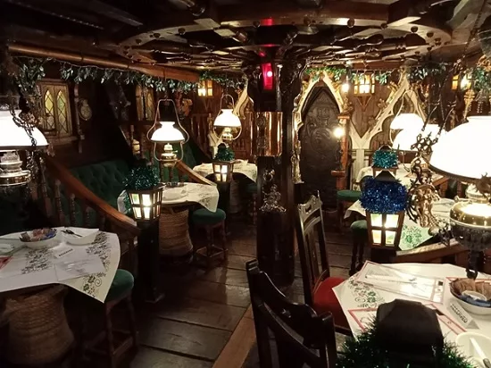 Огромный ботинок и египетский саркофаг: туристов приглашает в гости самый странный паб в мире