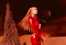 Пэрис Хилтон в комбинезоне из латекса повторила образ Бритни Спирс