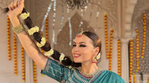 "Просто божественно": Асель Сагатова в индийском сари очаровала коллег и фанатов 1 "Просто божественно": Асель Сагатова в индийском сари очаровала коллег и фанатов