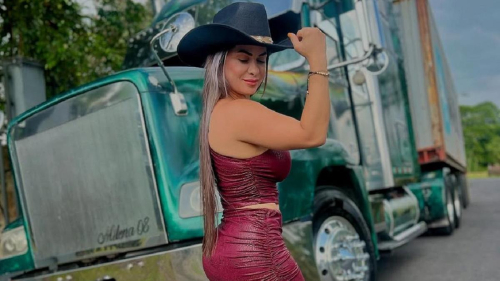 Самая сексуальная дальнобойщица в мире опубликовала фото в бикини 1 Самая сексуальная дальнобойщица в мире опубликовала фото в бикини