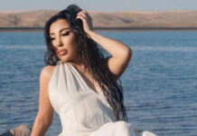 Сиви Махмуди запечатлелась в мини-юбке во время отдыха на тропическом острове