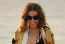 Собчак в день своего 44-летия поделилась фото в бикини