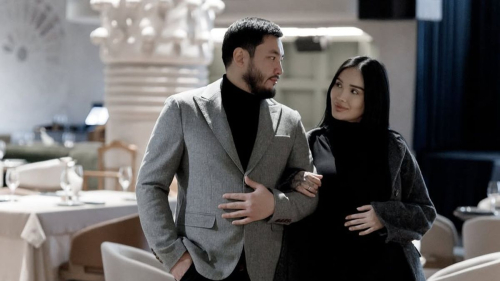 "Столько уюта и счастья": беременная Базакова устроила фотосессию с мужем и детьми