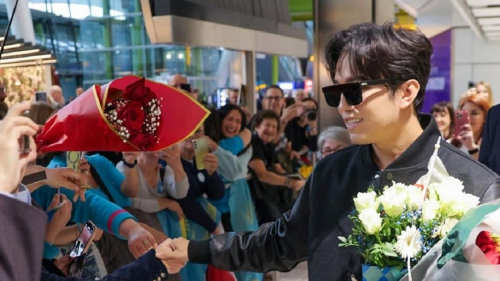 Теплая встреча с фанатами в аэропорту и интервью на CNN: Димаш прилетел в Лондон