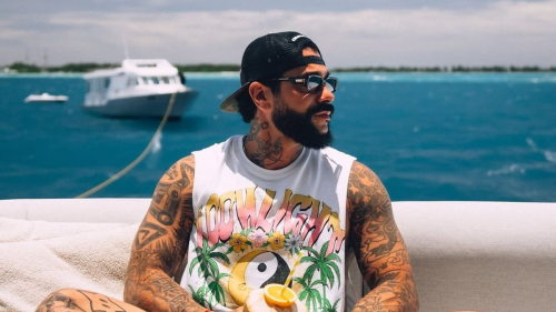 Тимати и его возлюбленная поделились нежными кадрами с маленькой дочерью с отдыха