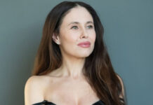 «Ух, красотка»: звезда «Уральских пельменей» появилась в коктейльном платье с глубоким декольте