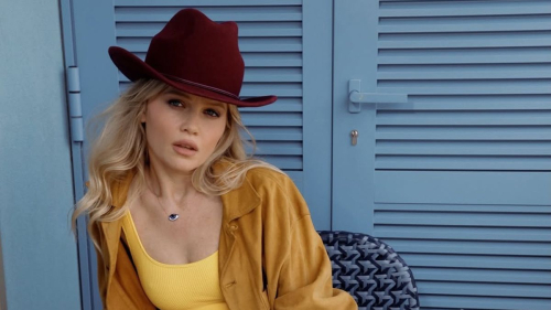 "Ух жара!": звезда "Орла и решки" родом из Казахстана попозировала в прозрачном боди