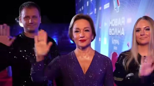 "Вопрос закрыт": Буланова заменила "энергосберегающую" подтанцовку на новых танцовщиков