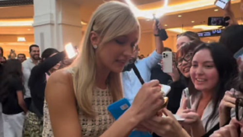 "Всем казахам передает привет": Белле Хадид рассказали о Казахстане и подарили шоколад 1 "Всем казахам передает привет": Белле Хадид рассказали о Казахстане и подарили шоколад