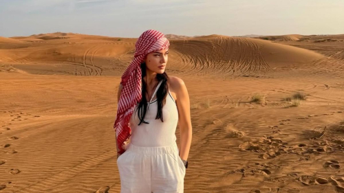 Жена Бурака Озчивита поразила кадрами, снятыми в жаркой пустыне