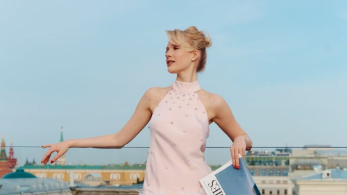 Звезда нашумевшего сериала "Слово пацана" покрасовалась в платье с высоким разрезом