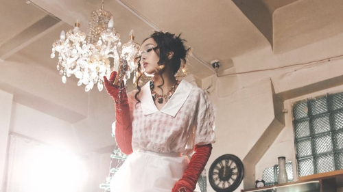 Айжулдыз Адайбекова устроила необычную новогоднюю фотосессию