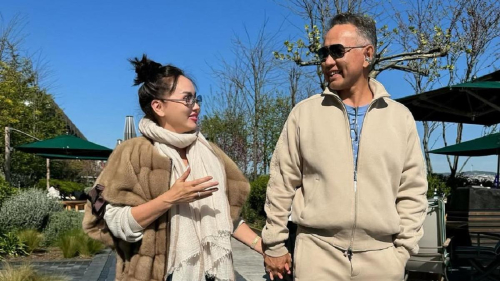 "Благодарю год уходящий": Баян Алагузова показала фото с мужем и младшими дочерьми