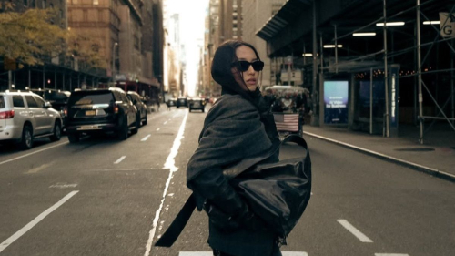 Гульназ Жоланова прогулялась по улицам Нью-Йорка в стильном образе и вдохновила фанатов