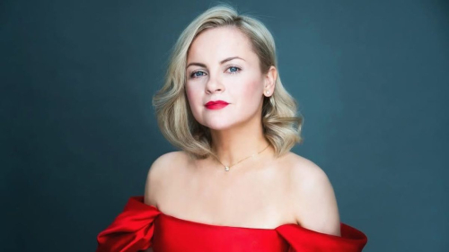 "Игорю повезло": жена Николаева в роскошном красном платье восхитила пользователей Сети