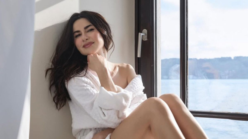 "Я влюбился": турецкая кинозвезда родом из Азербайджана покорила чувственными фото