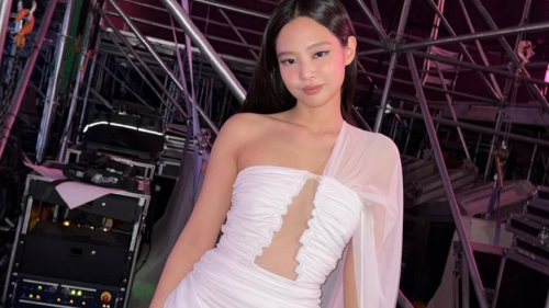 "Красивый ангел": Дженни из Blackpink поразила фанатов платьем со смелым декольте