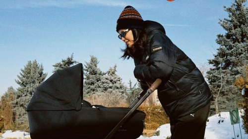 Недавно ставшая мамой Аружан Джазильбекова показала кадры с прогулки с маленькой дочерью