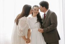 «Прекрасная семья»: Раушан Кудайберген показала теплые фото с отцом и матерью