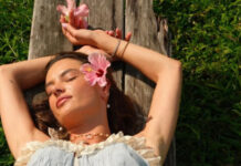 «Совершенная красота»: Алессандра Амбросио понежилась в топе и шортах на Гавайях