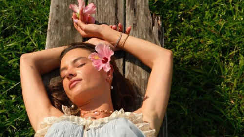 "Совершенная красота": Алессандра Амбросио понежилась в топе и шортах на Гавайях