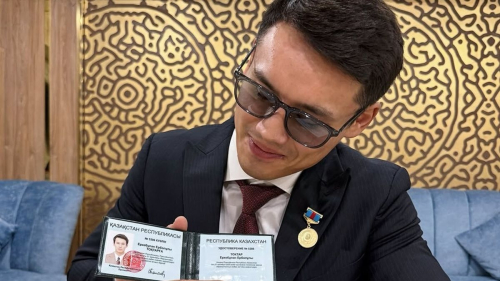 Ставшего заслуженным деятелем Казахстана Еркебулана Токтара поздравили в Сети