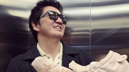 Жена Айкына показала кадры с выписки из роддома 1 Жена Айкына показала кадры с выписки из роддома