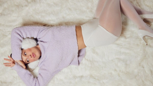 Звезда "Очень странных дел" покрасовалась в микрошортах перед камерой