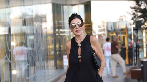 81-летняя "мать" султана Сулеймана появилась в модном аутфите в стиле casual 1 81-летняя "мать" султана Сулеймана появилась в модном аутфите в стиле casual