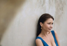 Асель Садвакасова устроила чувственную фотосессию в купальнике с глубоким декольте