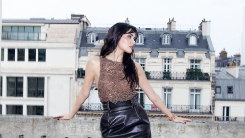 "Идеальная королева": Ханде Эрчел появилась в элегантном аутфите в Париже 1 "Идеальная королева": Ханде Эрчел появилась в элегантном аутфите в Париже